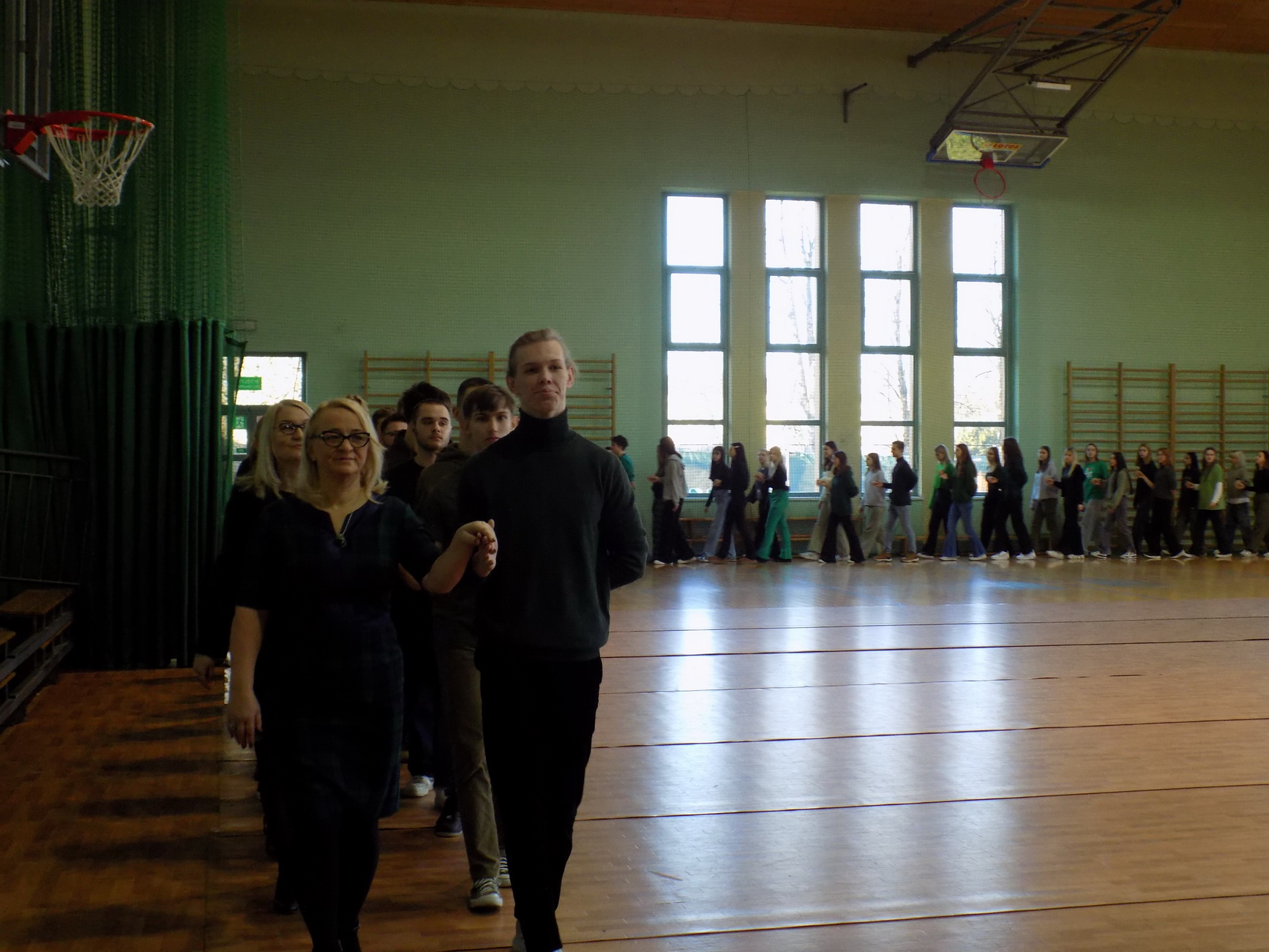 Zdjęcie Zielony polonez 2024 (18)8d0a46ef-3355-4bba-a8ec-ea54a4727cec.jpg w galerii Polonez maturzystów II LO na sto dni przed maturą